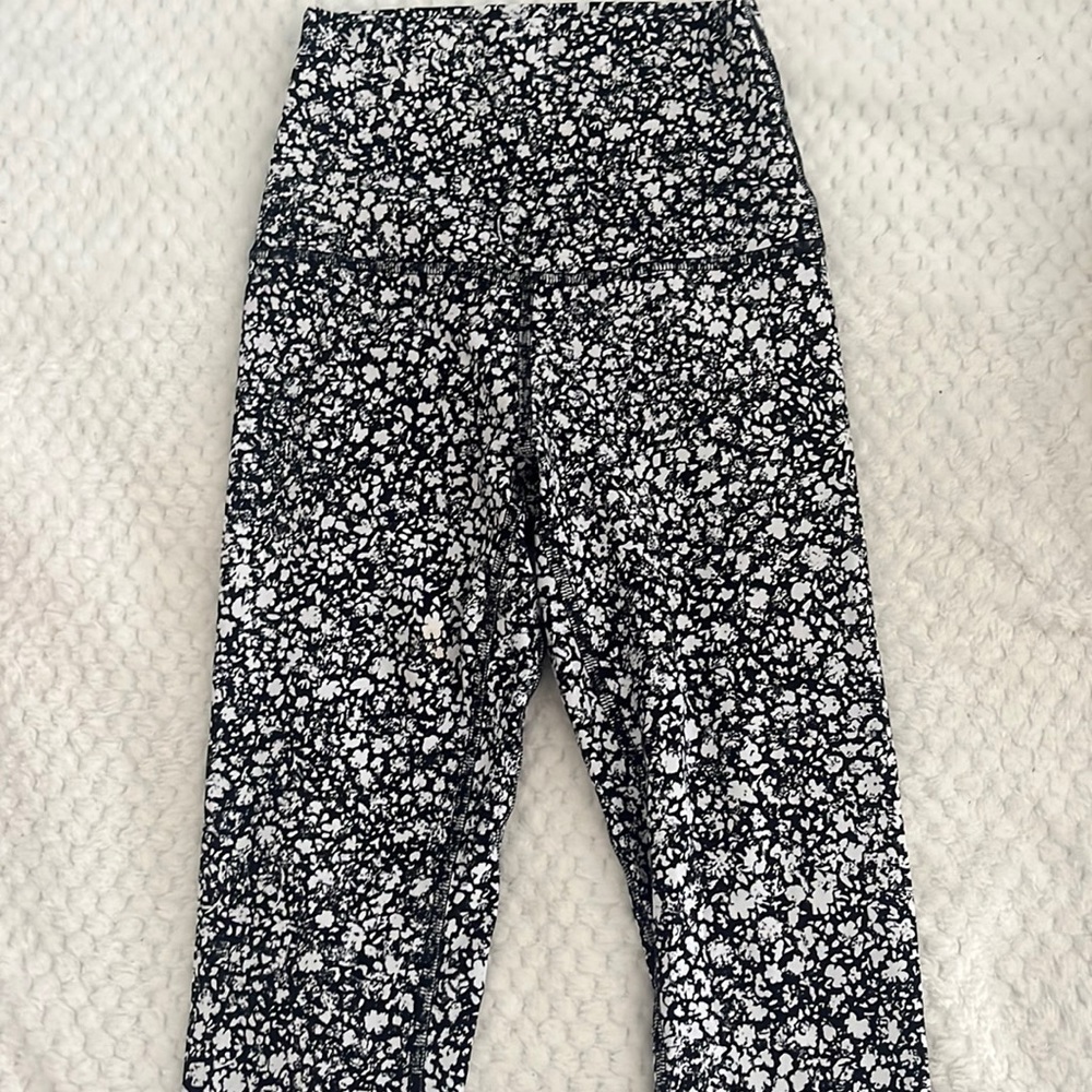 LULULEMON PATTERN LEGGINGS